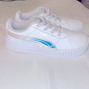 Girls White Pumas with iridescent side stripe